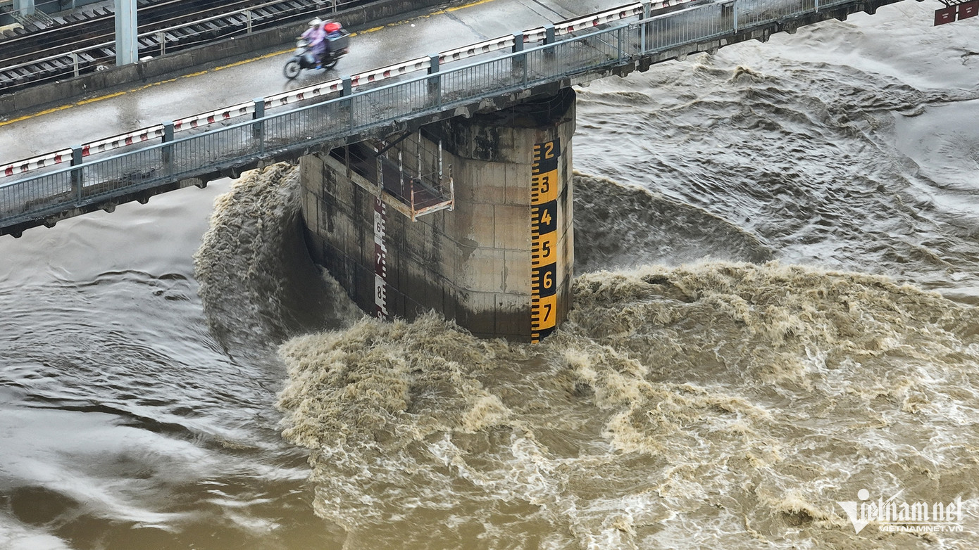 Nước chảy xiết ở các trụ cầu Việt Trì, do sóng đánh nên nhìn chưa rõ ở mức nào, tuy nhiên với đà này nó có thể sẽ lên tới mức xấp xỉ mặt cầu rất nhanh trong khoảng 1-2 ngày tới. Ảnh: Hoàng Hà Nước chảy xiết ở các trụ cầu Việt Trì, do sóng đánh nên nhìn chưa rõ ở mức nào, tuy nhiên với đà này nó có thể sẽ lên tới mức xấp xỉ mặt cầu rất nhanh trong khoảng 1-2 ngày tới. Ảnh: Hoàng Hà