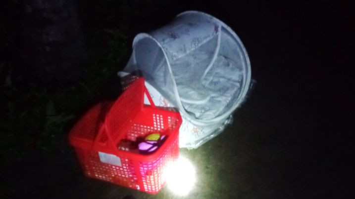 Chiếc nôi màu trắng đặt bên lề đường - nơi bé trai sơ sinh bị bỏ lại. Chiếc nôi màu trắng đặt bên lề đường - nơi bé trai sơ sinh bị bỏ lại.