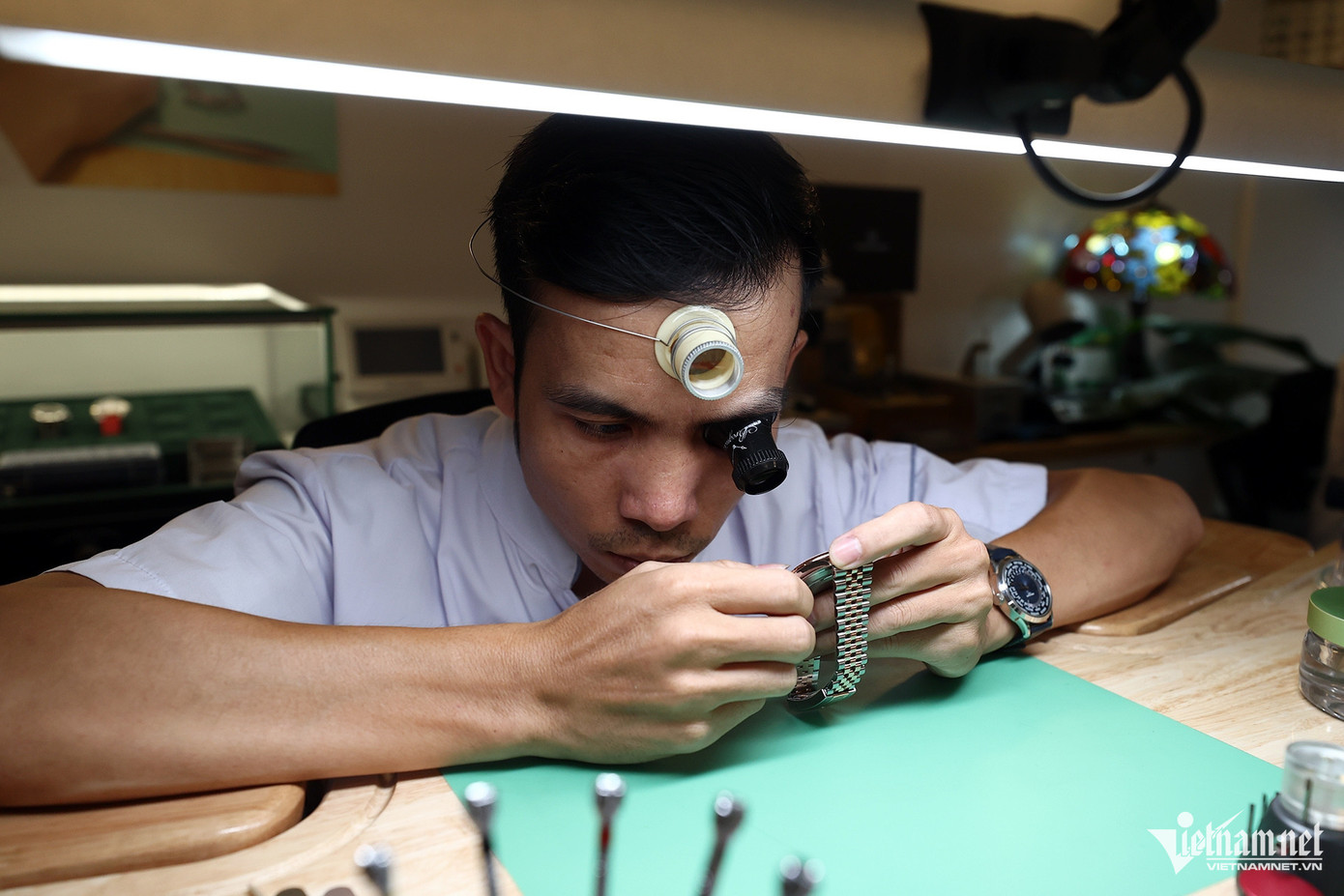 Anh Trường đã gặp gỡ nhiều chuyên gia đến từ những thương hiệu đồng hồ nổi tiếng thế giới như Seiko, Rado, Omega và được họ đào tạo. Anh Trường đã gặp gỡ nhiều chuyên gia đến từ những thương hiệu đồng hồ nổi tiếng thế giới như Seiko, Rado, Omega và được họ đào tạo.