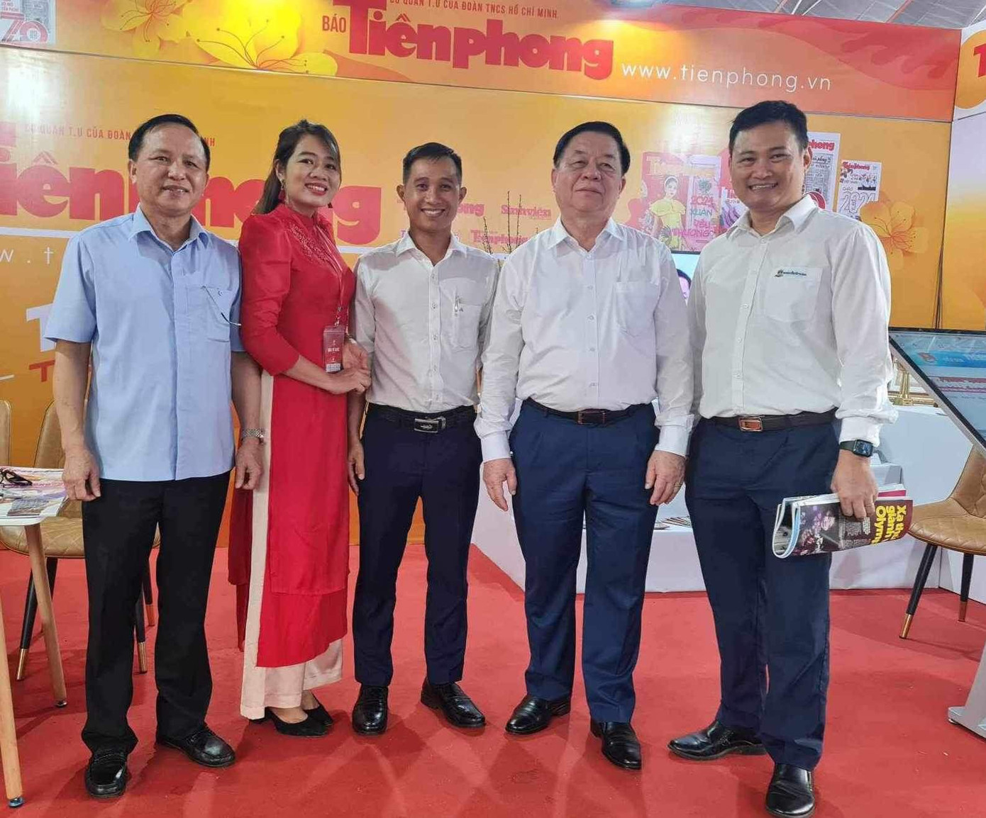 Đồng chí Nguyễn Trọng Nghĩa - Bí thư Trung ương Đảng, Trưởng Ban Tuyên giáo Trung ương tới tham quan gian hàng báo Tiền Phong. Đồng chí Nguyễn Trọng Nghĩa - Bí thư Trung ương Đảng, Trưởng Ban Tuyên giáo Trung ương tới tham quan gian hàng báo Tiền Phong.