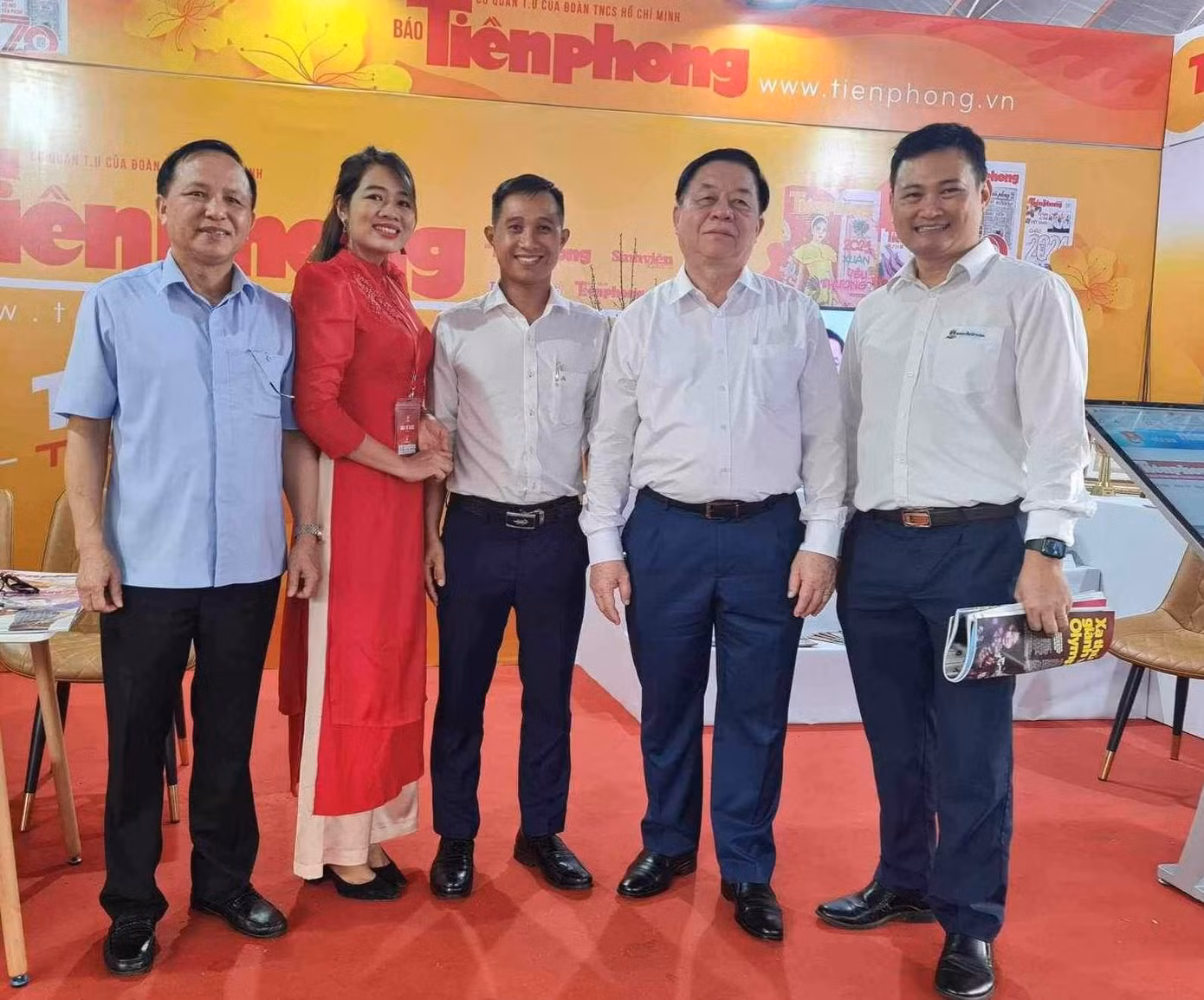 Đồng chí Nguyễn Trọng Nghĩa - Bí thư Trung ương Đảng, Trưởng Ban Tuyên giáo Trung ương tới tham quan gian hàng báo Tiền Phong.