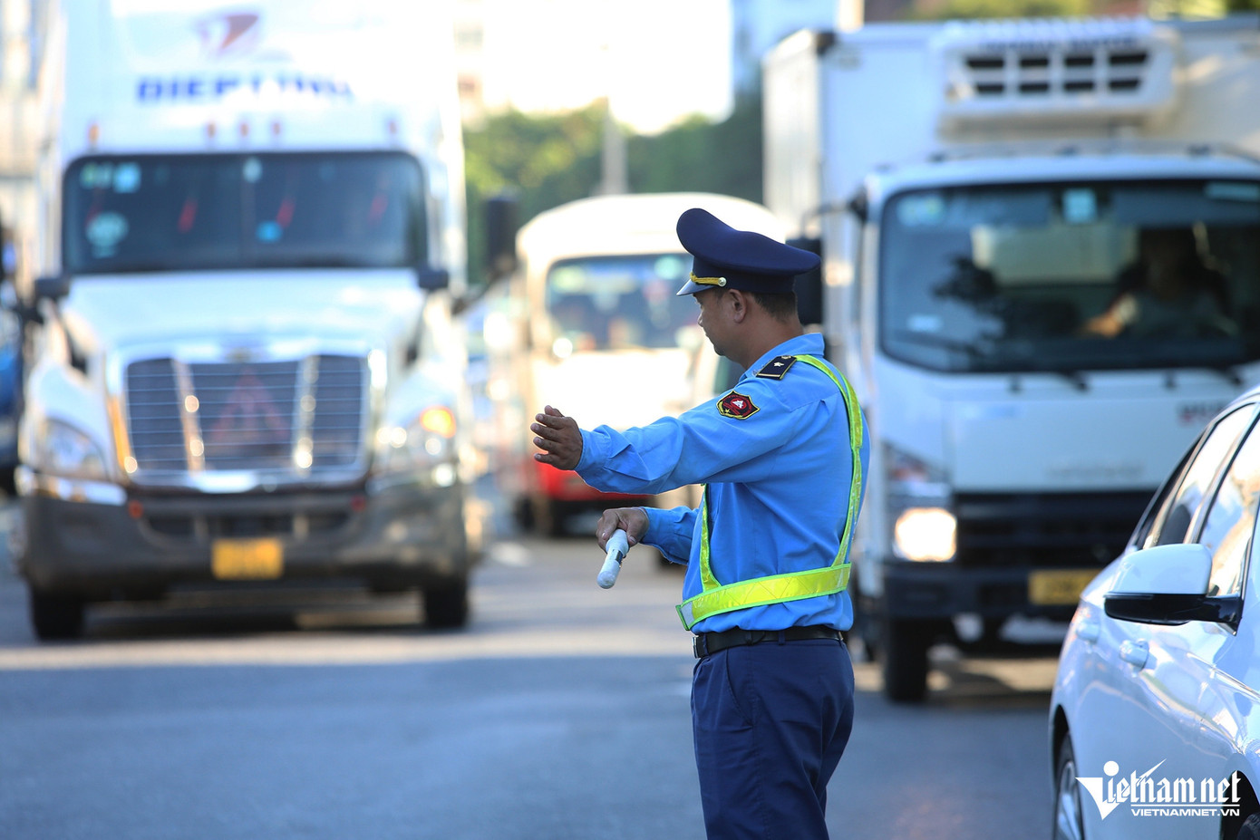 Đội Tuần tra kiểm soát giao thông đường bộ cao tốc số 3 (Cục CSGT) phối hợp cùng các lực lượng khác tăng cường phân luồng, hướng dẫn các phương tiện để không xảy ra ùn tắc giữa các luồng đi thẳng và lên nút giao đường vành đai 3. Anh Ngô Mạnh Tú (quê Nam Định) cho biết, do lo ngại tắc đường vào ngày mai nên gia đình anh quyết định về Hà Nội sớm 1 ngày. "Ngoài việc lo ùn tắc giao thông, gia đình tôi còn về nhà sớm để chuẩn bị sách vở, quần áo... cho các cháu đến trường khai giảng", anh Tú chia sẻ.