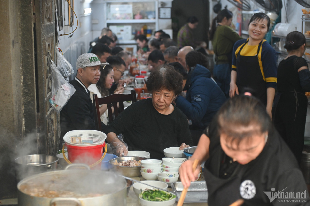Hôm nay, quán luôn trong tình trạng đông khách. Khách này vừa ăn xong, đã có ngay khách mới vào. Chỉ trong buổi sáng, bà chủ đã bán được hàng trăm bát phở.