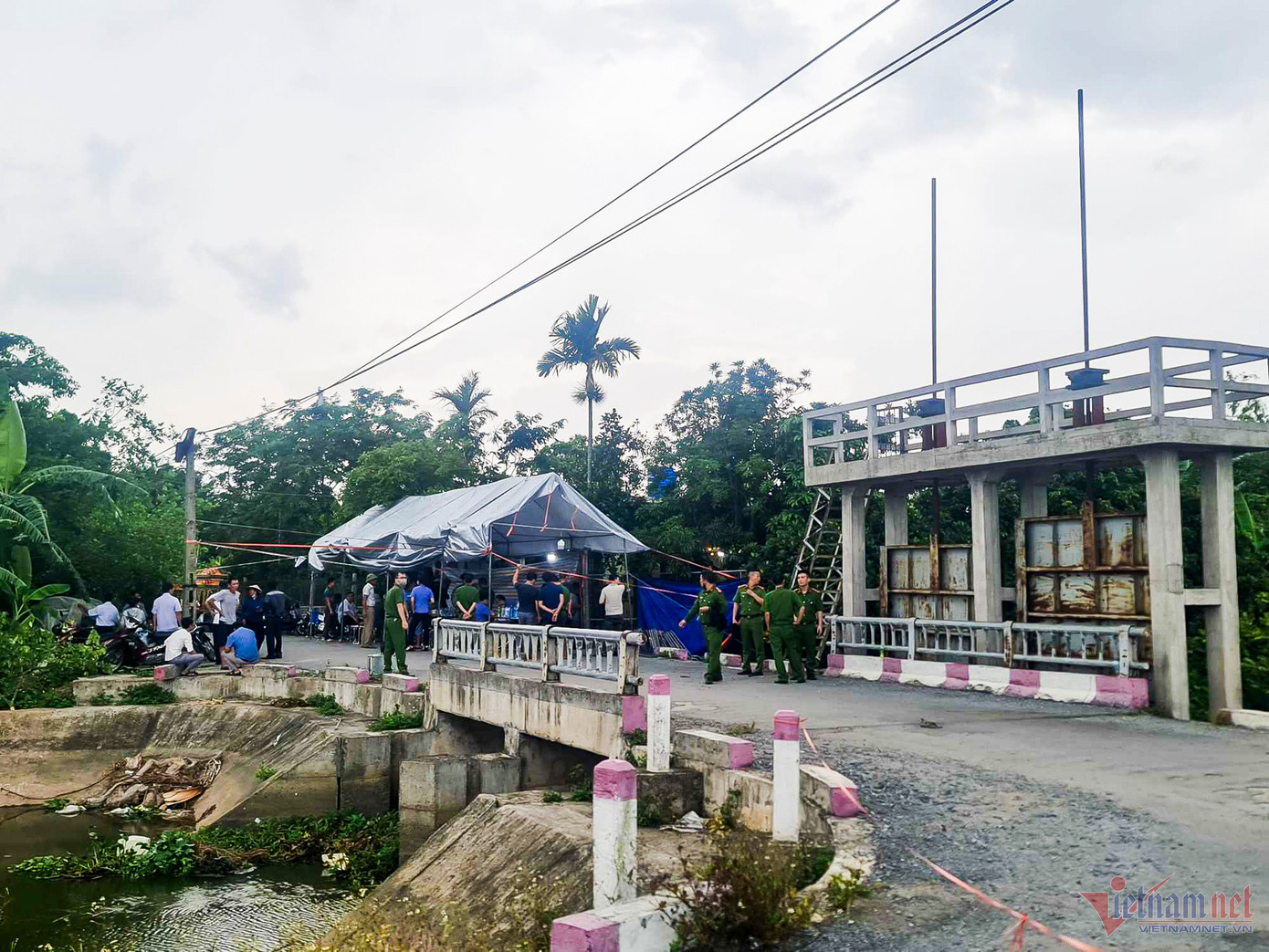 Cơ quan Công an điều tra tổ chức khám nghiệm hiện trường. Ảnh: Trọng Tùng