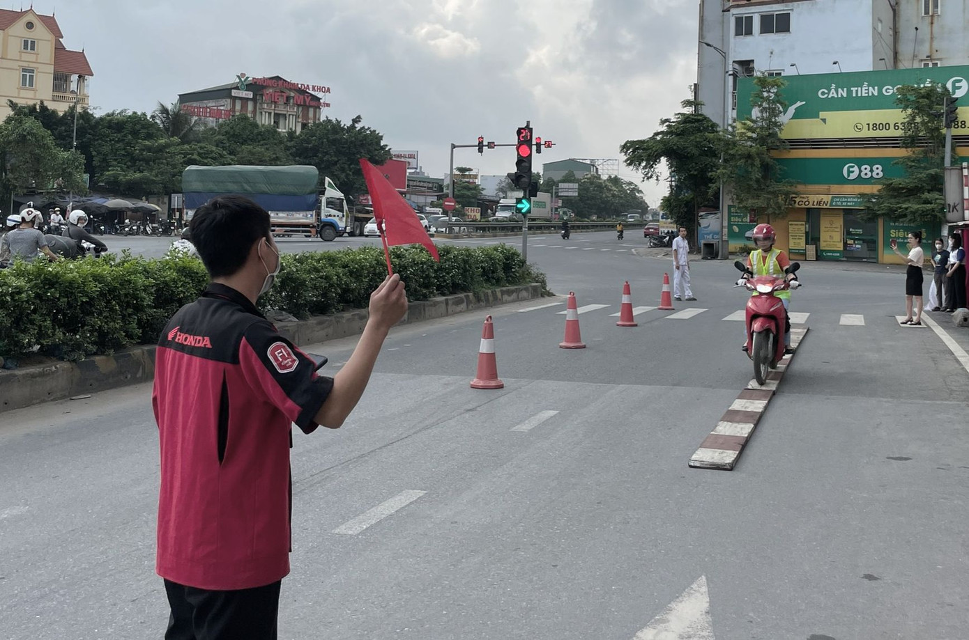 Khách hàng hồ hởi tham gia thực hành Lái xe thăng bằng.