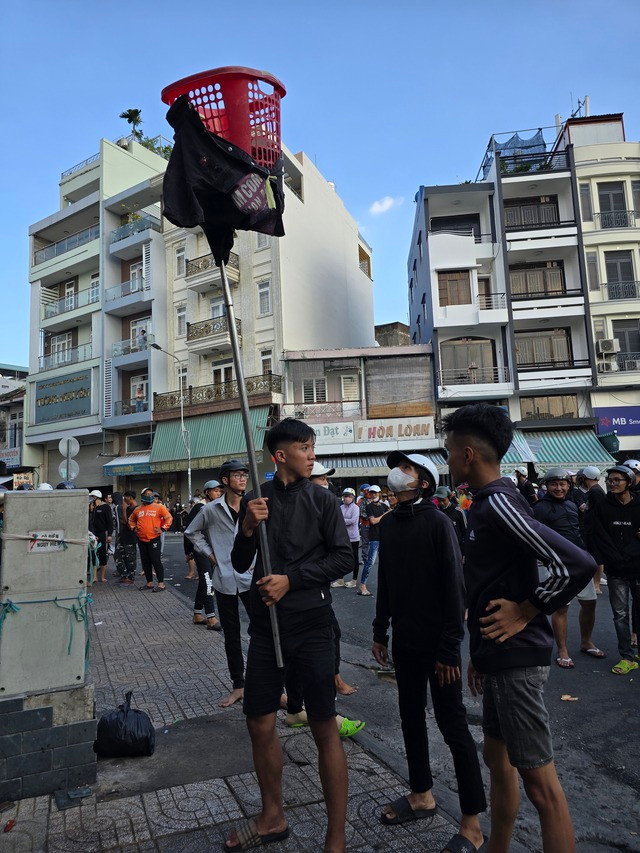 Chuẩn bị dụng cụ để giật cô hồn