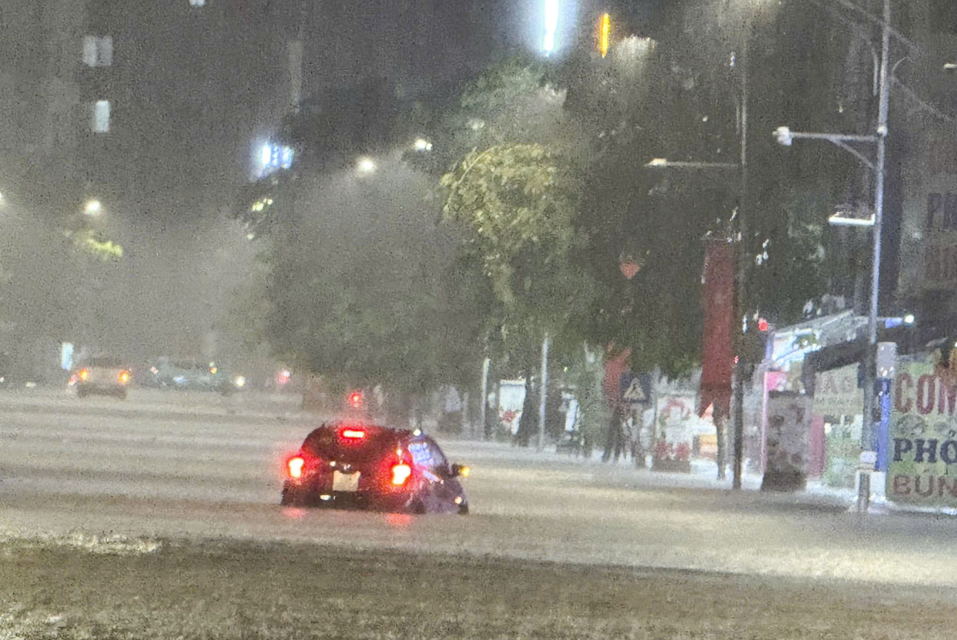 Nhiều ô tô bị chết máy, thậm chí bị nước đẩy trôi do ngập sâu. Ảnh: Vân Trường.