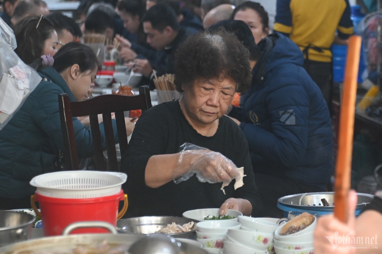 Trước đó, sáng 15/1, trao đổi với phóng viên VietNamNet, bà Thu (73 tuổi) – chủ quán phở cho biết, bà không kỳ thị người khuyết tật và ngày hôm đó bà cũng không nói như những gì Lâm viết trên mạng xã hội.