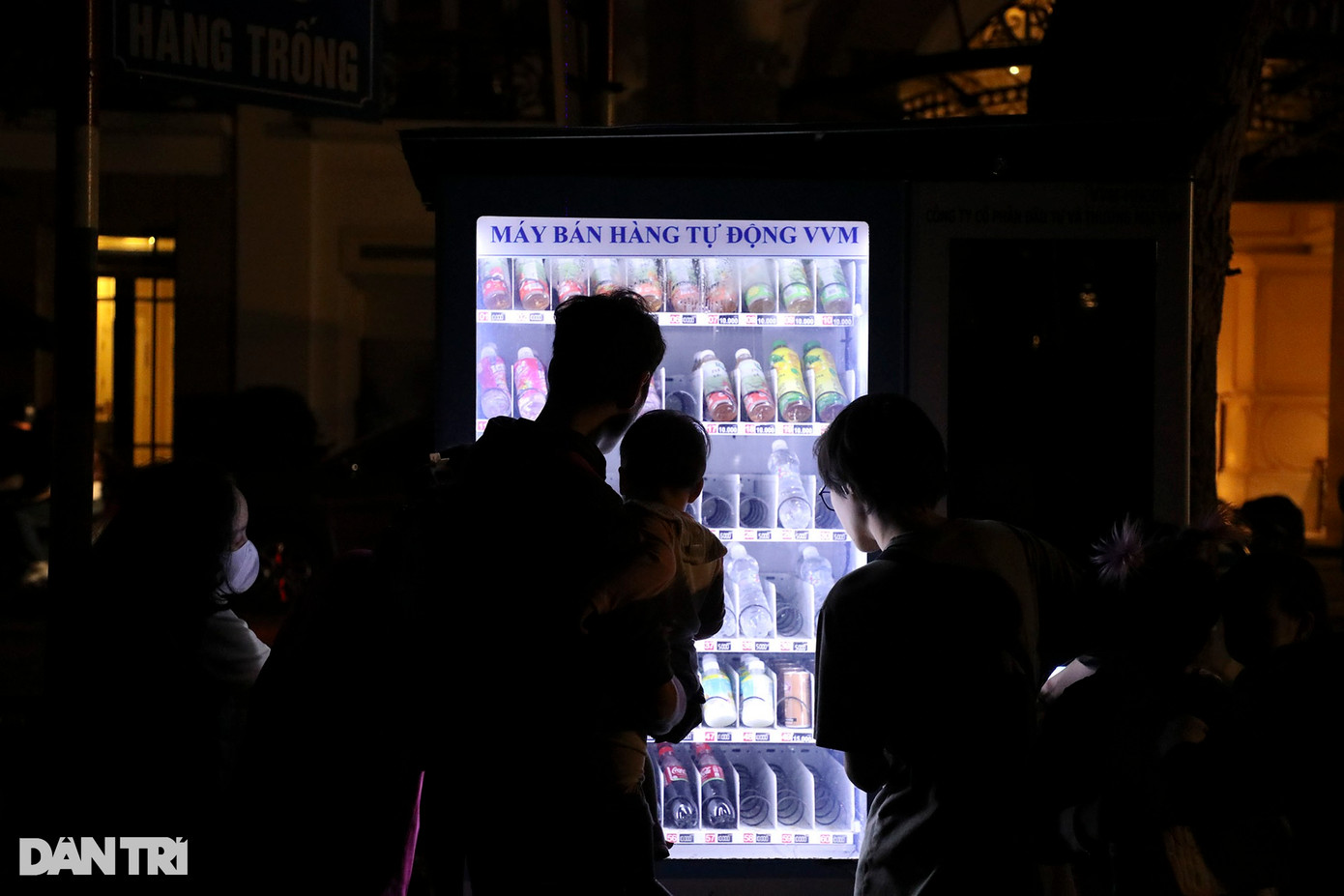 Tắt đèn trong Giờ Trái đất dù chỉ mang tính biểu tượng, tuy vậy hiệu quả tuyên truyền nhằm nâng cao ý thức bảo vệ môi trường là rất lớn. Trong thời gian diễn ra Giờ Trái đất 2024 (từ 20h30 đến 21h30 ngày 23/3), cả nước đã tiết kiệm được sản lượng điện là 428.000 kWh. Ảnh chụp người dân mua nước tại máy bán hàng tự động trong không gian tối om. Tắt đèn trong Giờ Trái đất dù chỉ mang tính biểu tượng, tuy vậy hiệu quả tuyên truyền nhằm nâng cao ý thức bảo vệ môi trường là rất lớn. Trong thời gian diễn ra Giờ Trái đất 2024 (từ 20h30 đến 21h30 ngày 23/3), cả nước đã tiết kiệm được sản lượng điện là 428.000 kWh. Ảnh chụp người dân mua nước tại máy bán hàng tự động trong không gian tối om.