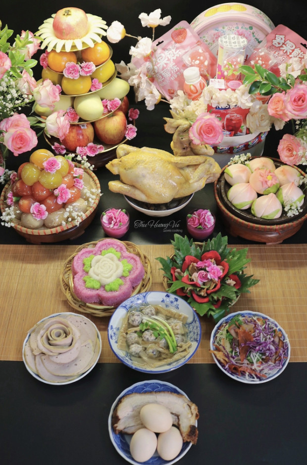 Mâm lễ có sắc hồng chủ đạo với món ăn ngon, hoa thơm trái đẹp tháng 9 Âm lịch của chị Hương.