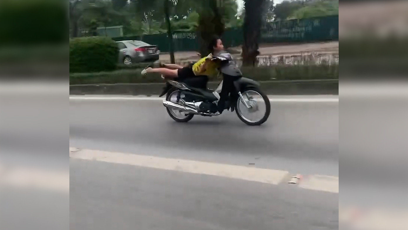 Nam thanh niên nằm trên yên xe, lao vun vút ở phố Nguyễn Thanh Bình. Ảnh chụp màn hình