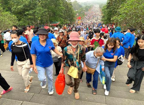 Để đảm bảo an toàn, an ninh trật tự tại Khu di tích, các lực lượng chức năng được tăng cường, trong đó lực lượng công an lập hàng rào ngay tại cổng đền và phân công trực tại các điểm tập trung đông người để hướng dẫn, phân luồng cho du khách, không để xảy ra tình trạng ùn ứ, tắc nghẽn giao thông.