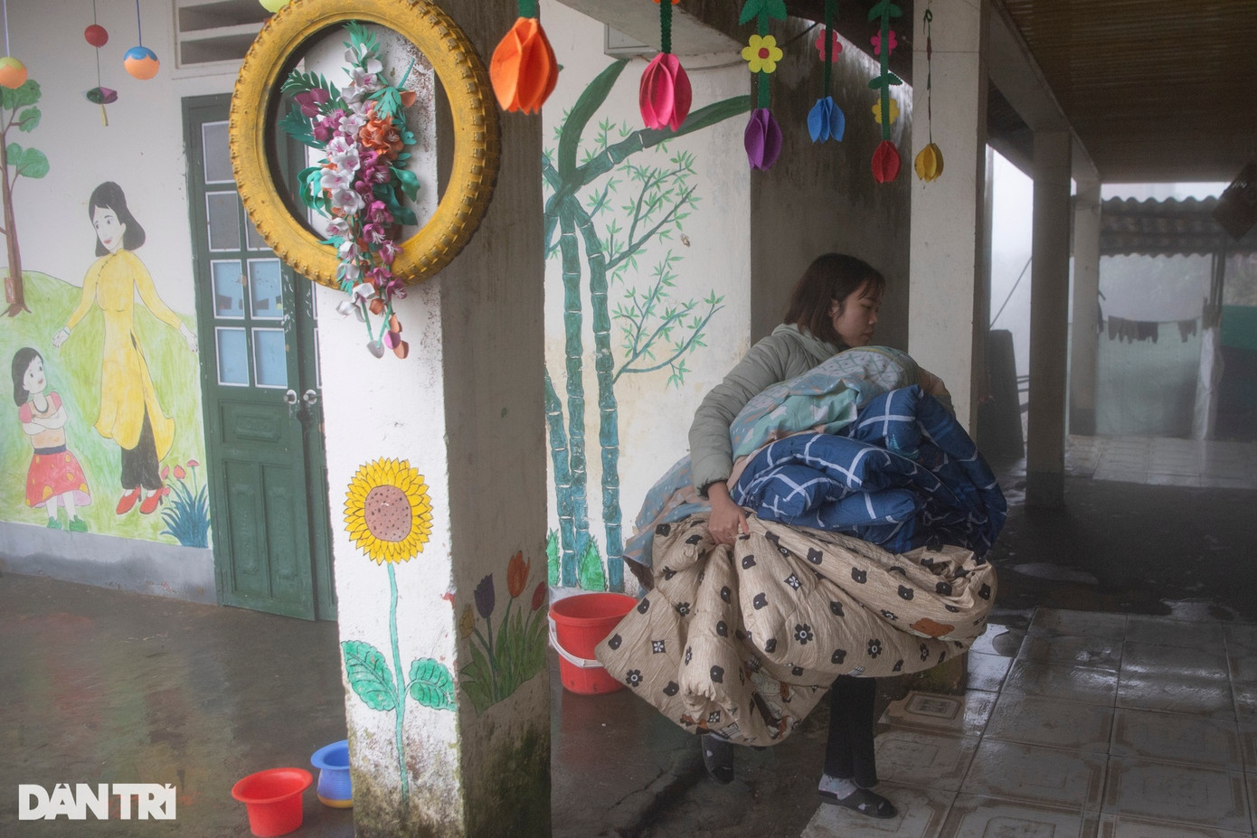 Rất nhiều chăn dày và áo ấm đã được nhà trường trang bị, sẵn sàng phục vụ học sinh chống rét, đủ sức khỏe để tham gia học tập tại trường. Rất nhiều chăn dày và áo ấm đã được nhà trường trang bị, sẵn sàng phục vụ học sinh chống rét, đủ sức khỏe để tham gia học tập tại trường.