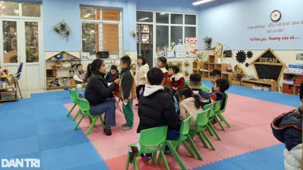 Trường Mầm non Sen Hồng (Dương Nội, Hà Đông) vẫn đón các con tới lớp trong trường hợp các gia đình không có người trông trẻ (Ảnh: Hồng Anh). Trường Mầm non Sen Hồng (Dương Nội, Hà Đông) vẫn đón các con tới lớp trong trường hợp các gia đình không có người trông trẻ (Ảnh: Hồng Anh).