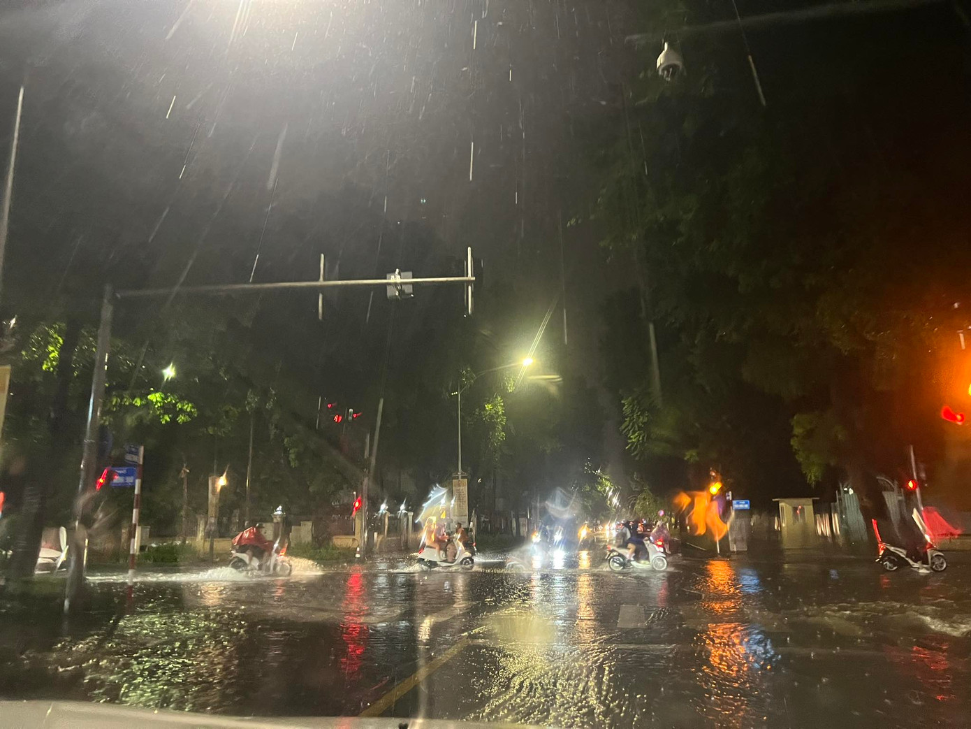 Phố Quang Trung (quận Hoàn Kiếm, Hà Nội) vào thời điểm khoảng 23 giờ đêm nay. Phố Quang Trung (quận Hoàn Kiếm, Hà Nội) vào thời điểm khoảng 23 giờ đêm nay.