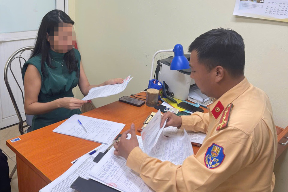 Nữ tài xế bị Đội CSGT đường bộ số 3 lập biên bản xử phạt. Ảnh: CACC Nữ tài xế bị Đội CSGT đường bộ số 3 lập biên bản xử phạt. Ảnh: CACC