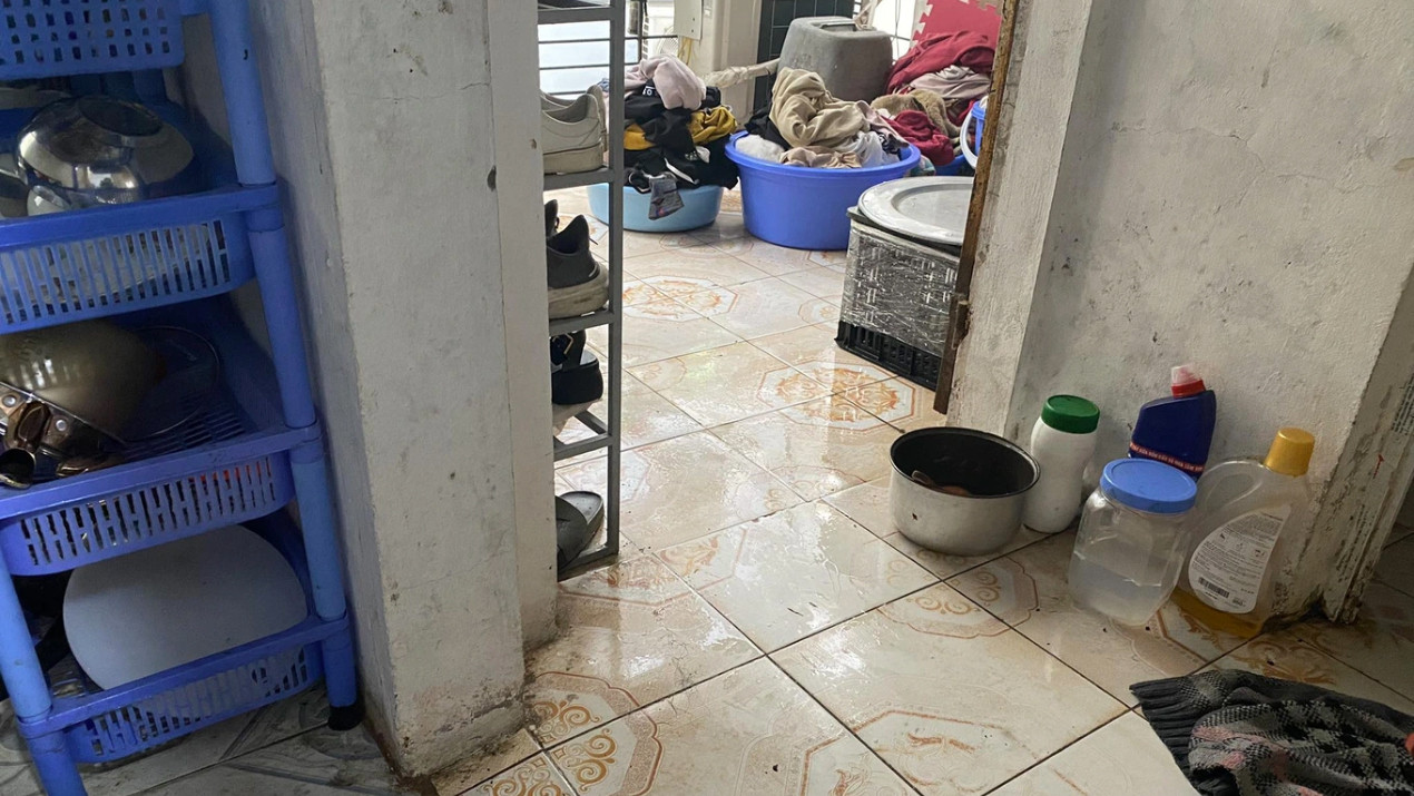 Sàn nhà gạch "đổ mồ hôi" khiến Lê Hân chật vật di chuyển (Ảnh: Nhân vật cung cấp).