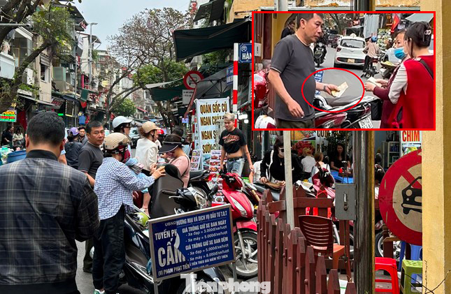 Bãi giữ xe máy tại đền Bạch Mã (phường Hàng Buồm, Hoàn Kiếm) cũng có bảng niêm yết giá, nhưng 2 ngày qua nhân viên bãi xe vẫn thu giá vượt gấp đôi (10.000 đồng/lượt). Nhân viên bãi trông xe tại đền Bạch Mã còn dùng vé tự chế (vòng tròn) rồi quay vòng.