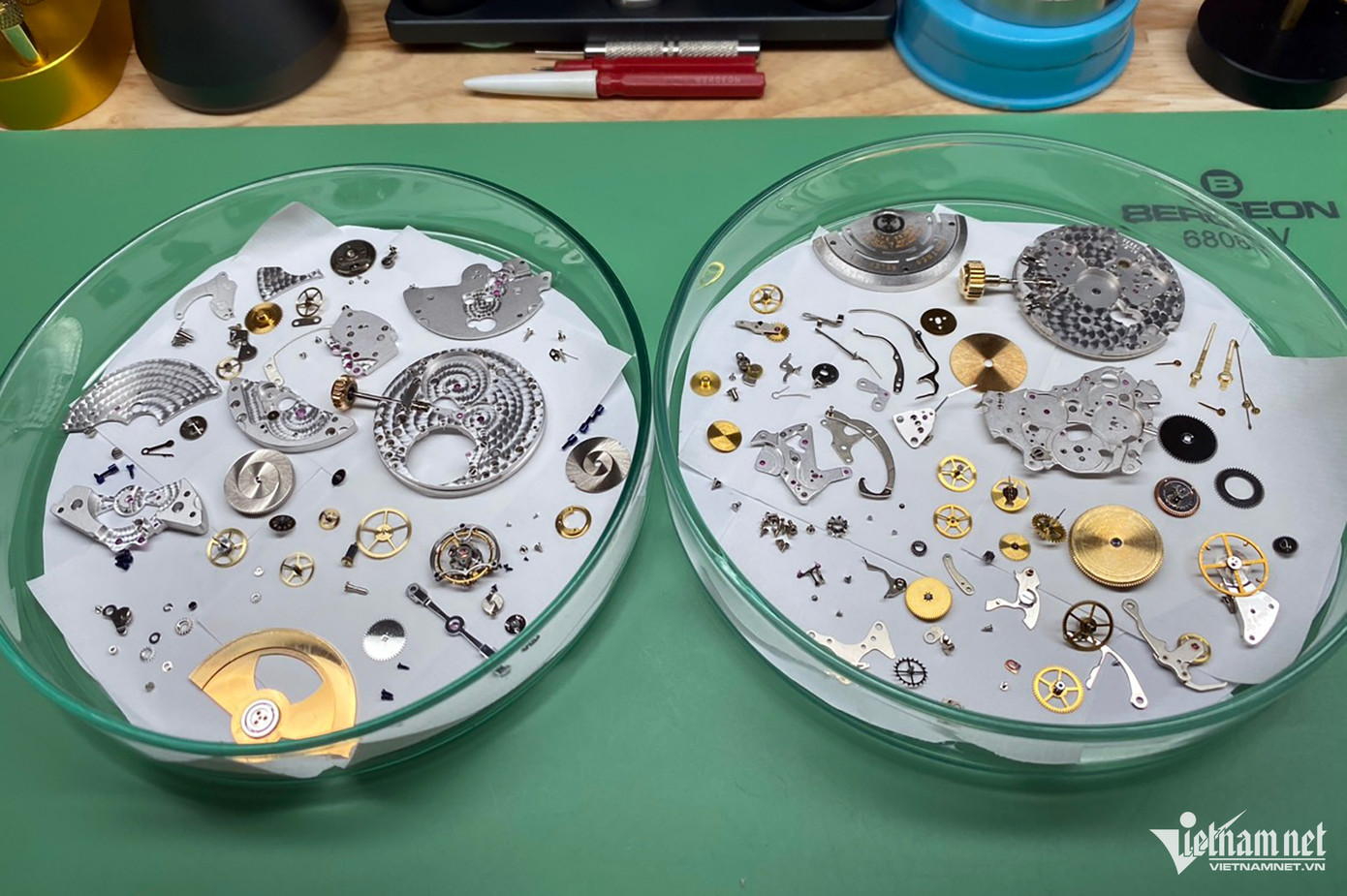 Chiếc đồng hồ Jaeger Lecoultre Tourbillon automatic có giá trị hơn 2 tỷ đồng được khách mang đến bảo dưỡng. Chiếc đồng hồ Jaeger Lecoultre Tourbillon automatic có giá trị hơn 2 tỷ đồng được khách mang đến bảo dưỡng.