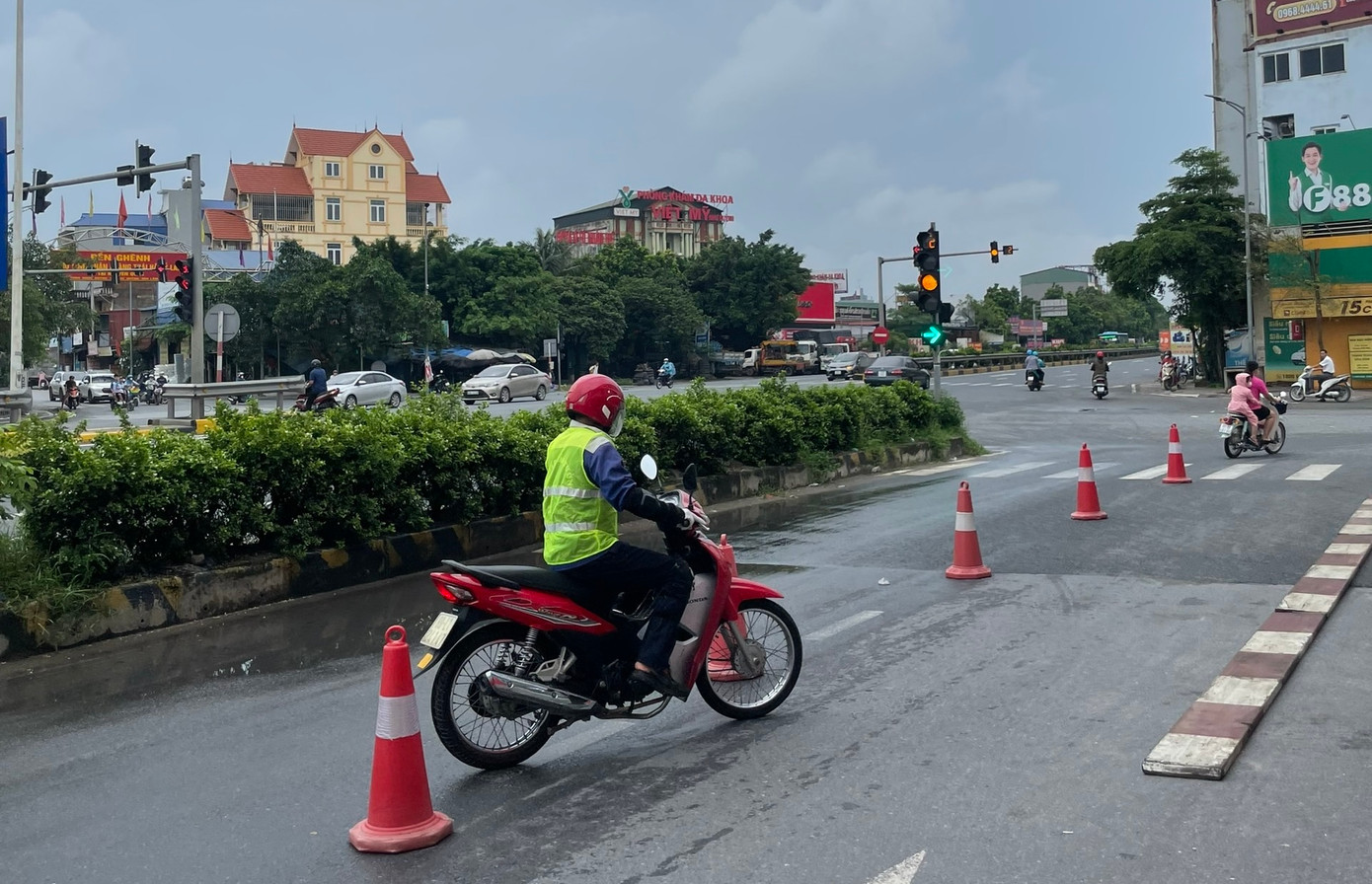 Phần thực hành đi xe zích zắc theo cọc tiêu thu hút được đông các bạn trẻ tham gia thử thách.