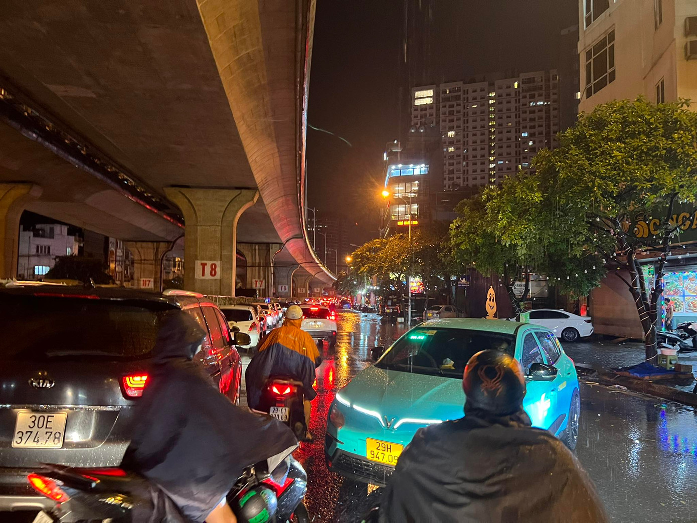 Ngập tại chân cầu Vĩnh Tuy lúc 24h khiến giao thông ùn tắc Ngập tại chân cầu Vĩnh Tuy lúc 24h khiến giao thông ùn tắc