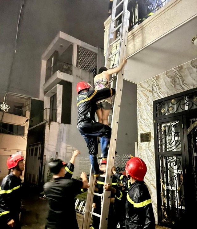 Sử dụng thang đưa 3 người bị kẹt ra khỏi đám cháy
