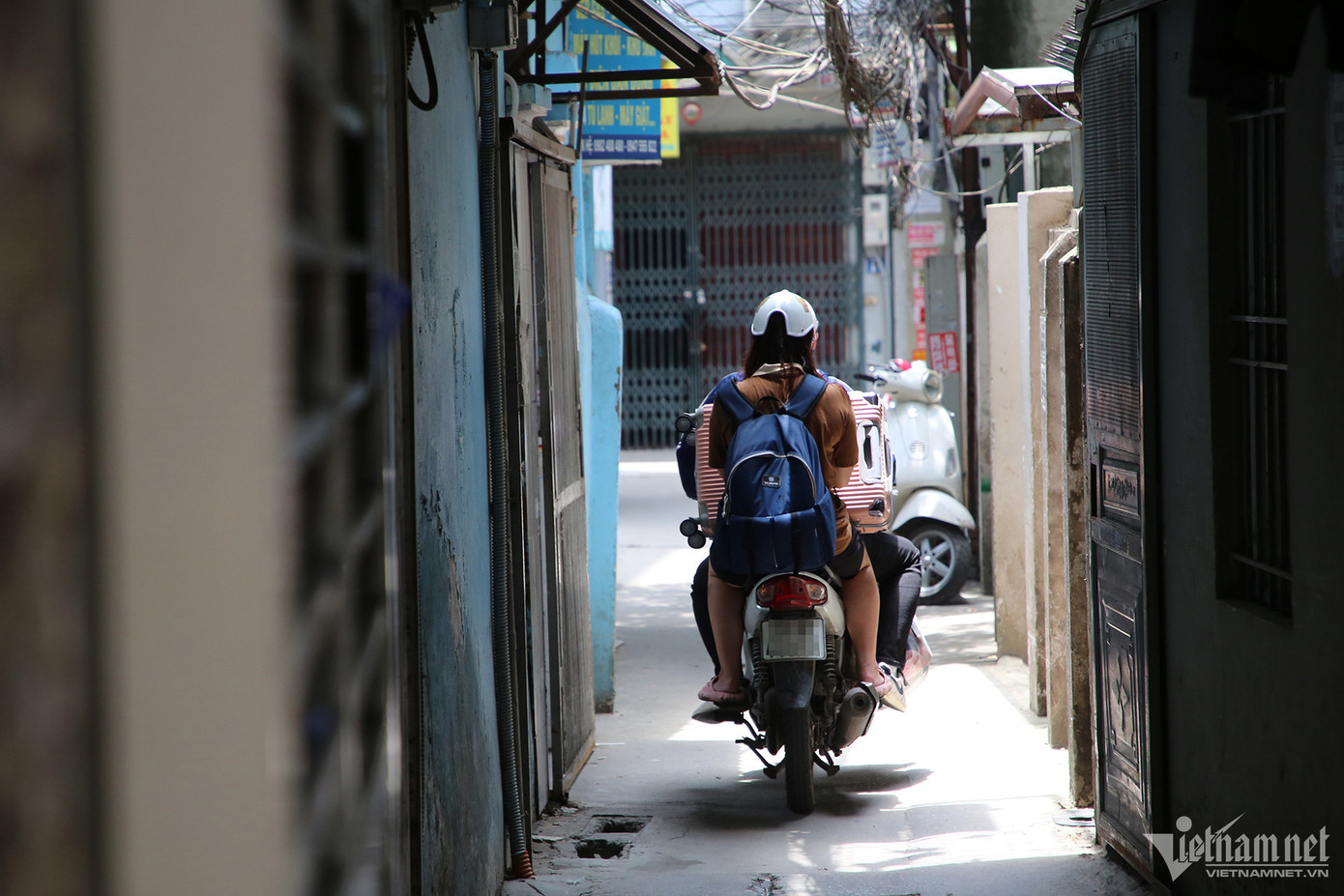 Cô gái trẻ rời đi sau khi thu dọn đồ đạc. Ảnh: Đình Hiếu