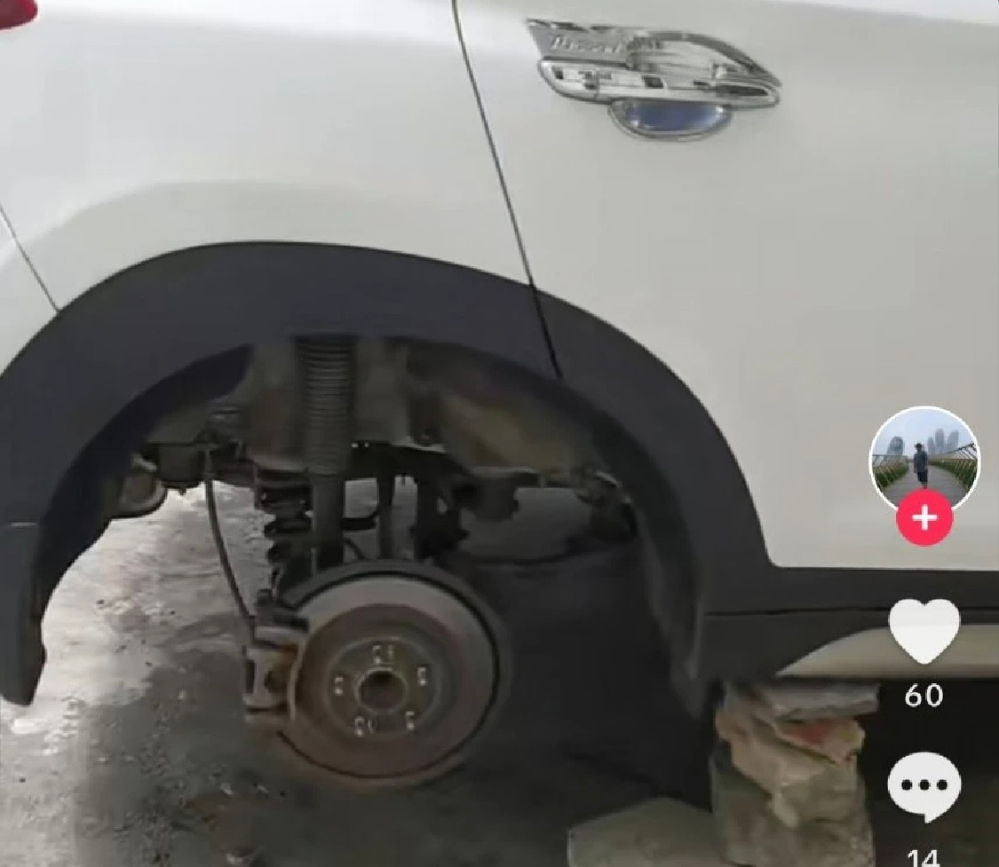 Clip sai sự thật về ô tô bị tháo hai bánh được đăng trên mạng xã hội (Ảnh: Công an Đà Nẵng).