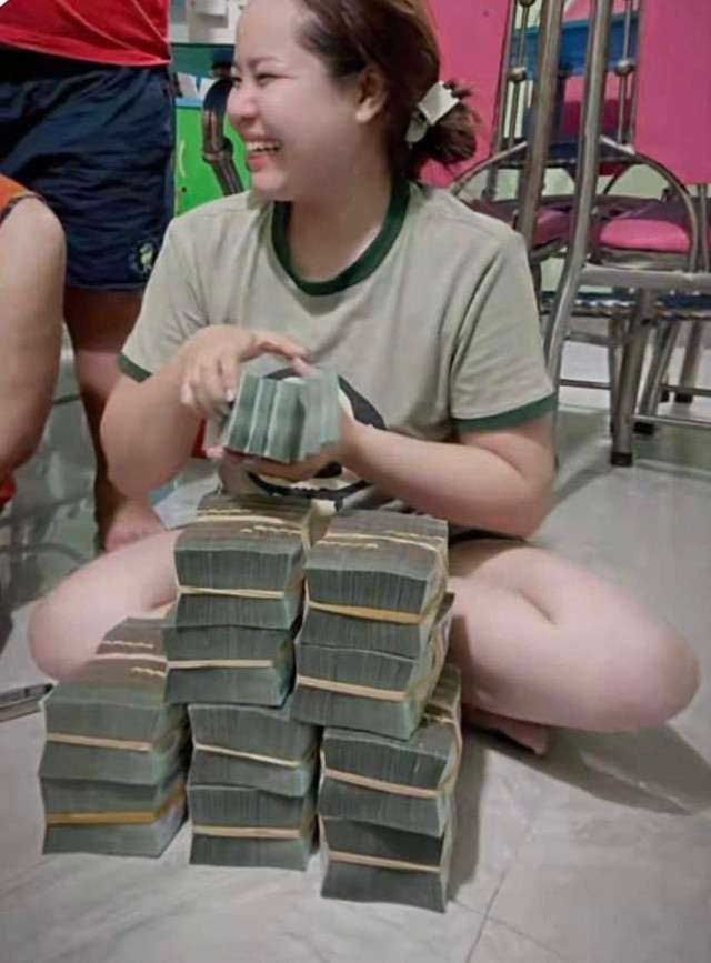 Chị Ngô Thị Nguyên sung sướng đi nhận tiền trúng vé số Chị Ngô Thị Nguyên sung sướng đi nhận tiền trúng vé số