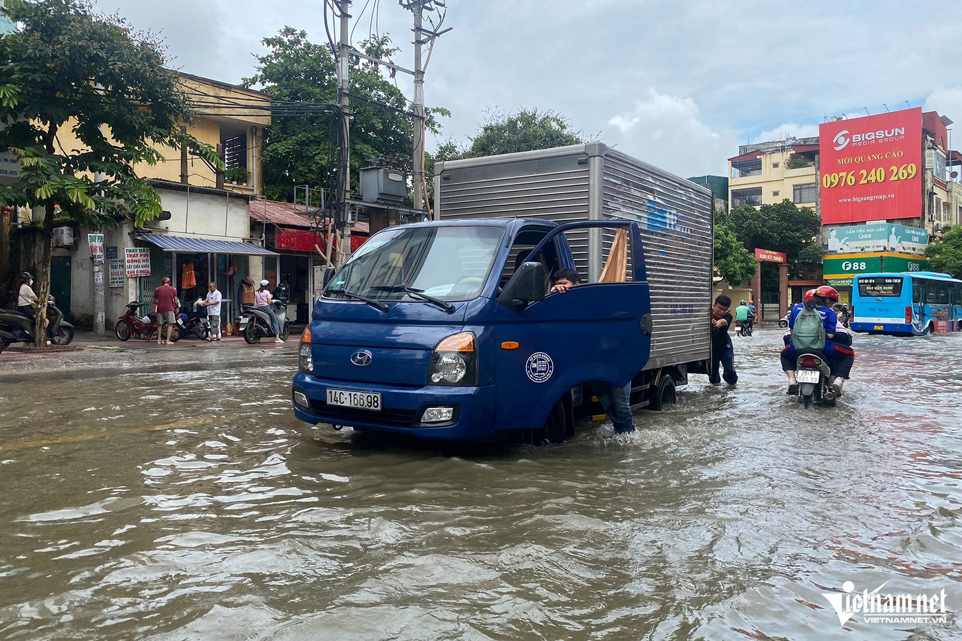 Đường Phùng Hưng (Hà Đông) ngập sâu khiến việc đi lại của người dân gặp khó khăn. Ảnh: Đình Hiếu