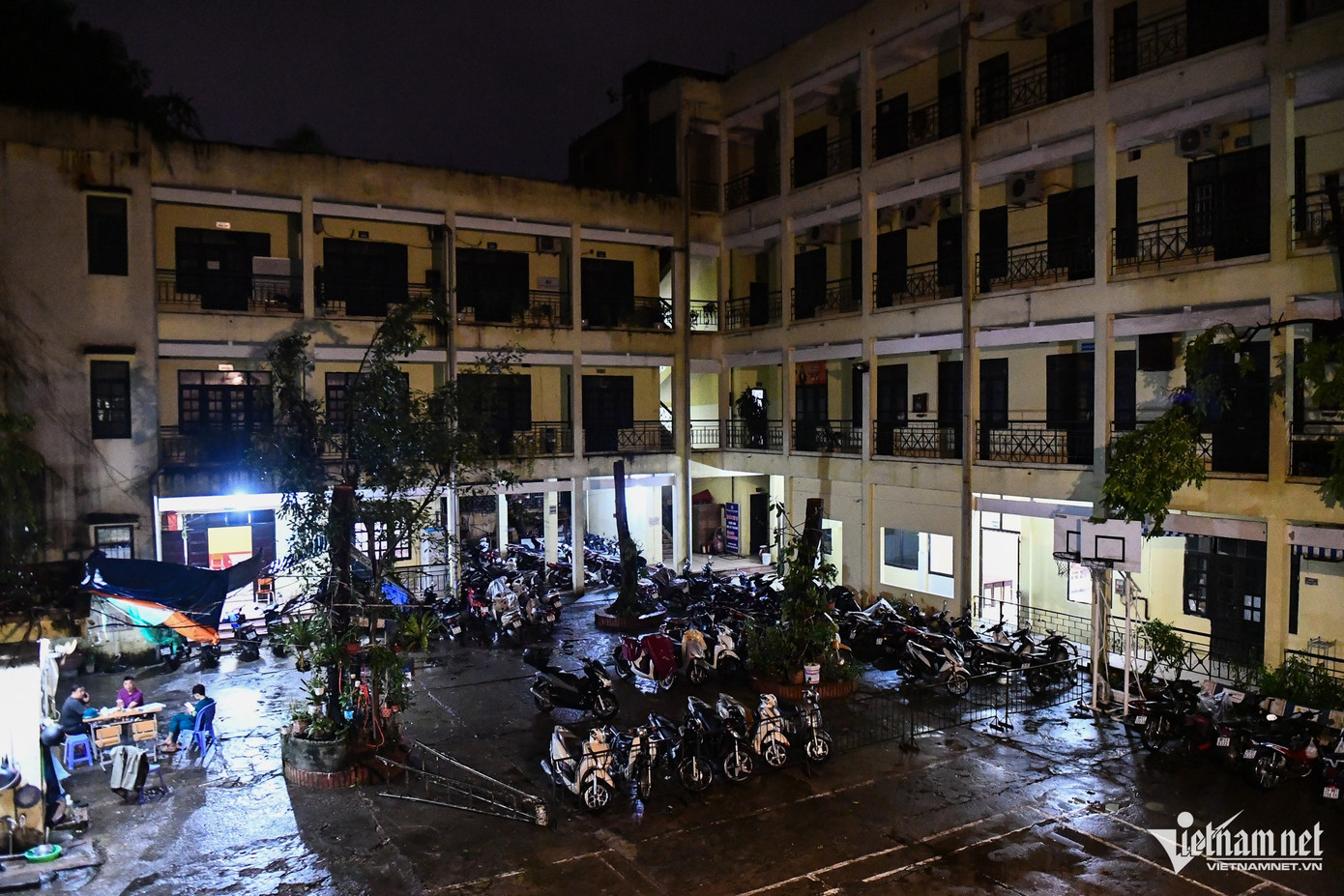 23h, Trung tâm Giáo dục nghề, Giáo dục thường xuyên (67 Phó Đức Chính, quận Ba Đình, Hà Nội) vẫn sáng đèn. Hàng chục người dân sinh sống ven sông Hồng được UBND quận Ba Đình di dời về đây để tránh lụt. 23h, Trung tâm Giáo dục nghề, Giáo dục thường xuyên (67 Phó Đức Chính, quận Ba Đình, Hà Nội) vẫn sáng đèn. Hàng chục người dân sinh sống ven sông Hồng được UBND quận Ba Đình di dời về đây để tránh lụt.