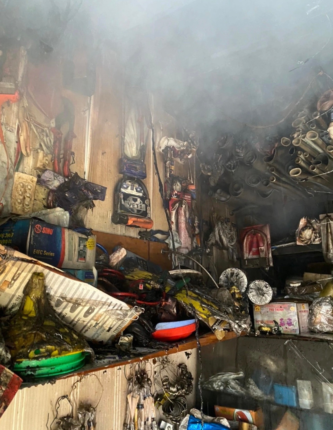 Nhiều tài sản trong nhà bị hư hỏng (Ảnh: Công an cung cấp). Nhiều tài sản trong nhà bị hư hỏng (Ảnh: Công an cung cấp).