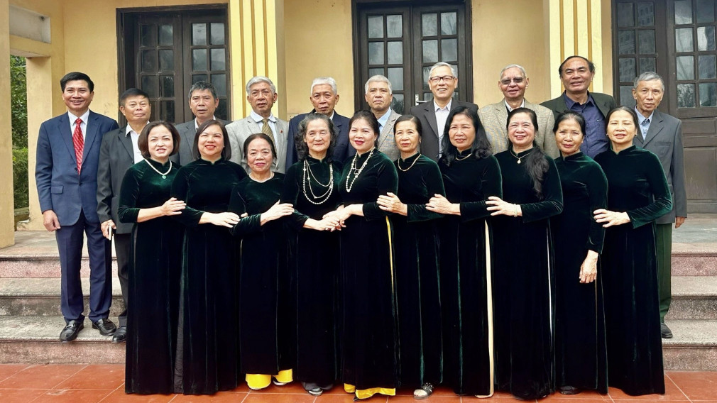 Các anh chị em và dâu rể trong gia đình bà Mỵ (Ảnh: Nhân vật cung cấp).