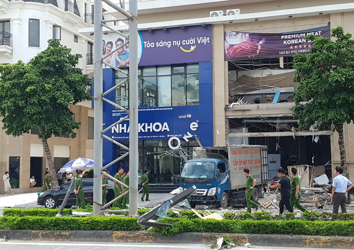 Vụ nổ đã làm rung chuyển các căn hộ trong chung cư và những cửa hàng của tuyến phố xung quanh. Ảnh: Nguyễn Hoàn (VietNamNet)