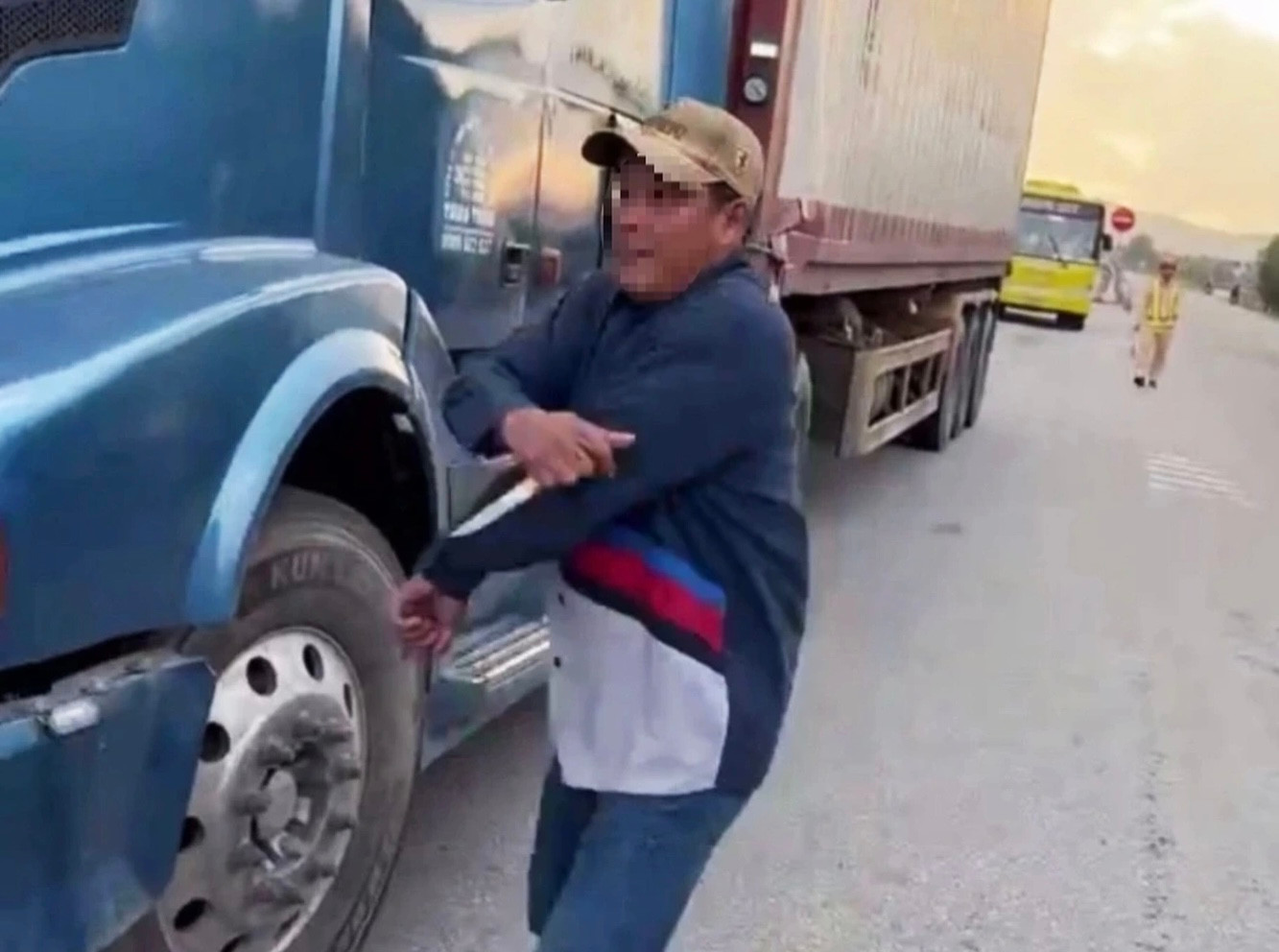 Tài xế D. cầm dao đe dọa, tấn công tổ công tác của trạm CSGT Đức Phổ (Ảnh: trạm CSGT Đức Phổ).