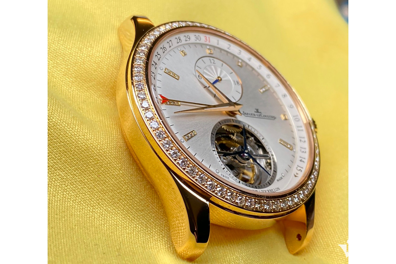 Chiếc đồng hồ Jaeger Lecoultre Tourbillon automatic có giá trị hơn 2 tỷ đồng được khách mang đến bảo dưỡng. Chiếc đồng hồ Jaeger Lecoultre Tourbillon automatic có giá trị hơn 2 tỷ đồng được khách mang đến bảo dưỡng.