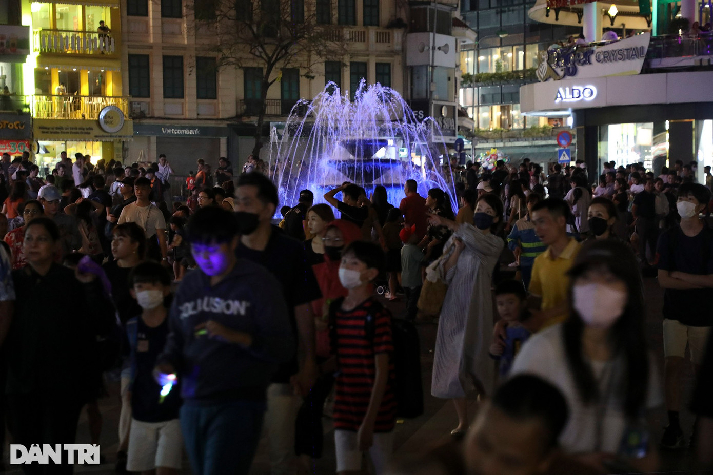 Tại quảng trường Đông Kinh Nghĩa Thục, người đông đúc, không có đèn chiếu sáng công cộng. Tại quảng trường Đông Kinh Nghĩa Thục, người đông đúc, không có đèn chiếu sáng công cộng.