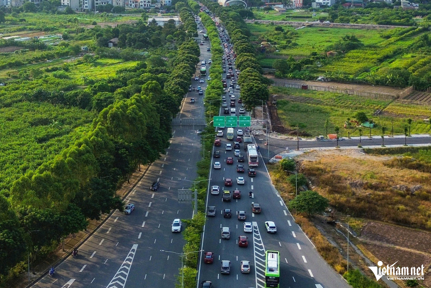 Trên tuyến cao tốc Hà Nội - Hải Phòng, lưu lượng phương tiện tăng vọt theo hướng vào trung tâm Hà Nội. Đoạn cuối tuyến, đường Cổ Linh ùn tắc kéo dài. Có đến 3 - 4 hàng ô tô đi kín mặt đường, phương tiện nhích từng mét để qua đoạn giao cắt hướng về cầu Vĩnh Tuy.