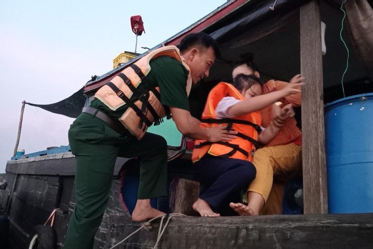 Lực lượng Bộ đội biên phòng TP.HCM đã đưa 2 cha con anh Khánh vào bờ. Ảnh: N.S Lực lượng Bộ đội biên phòng TP.HCM đã đưa 2 cha con anh Khánh vào bờ. Ảnh: N.S