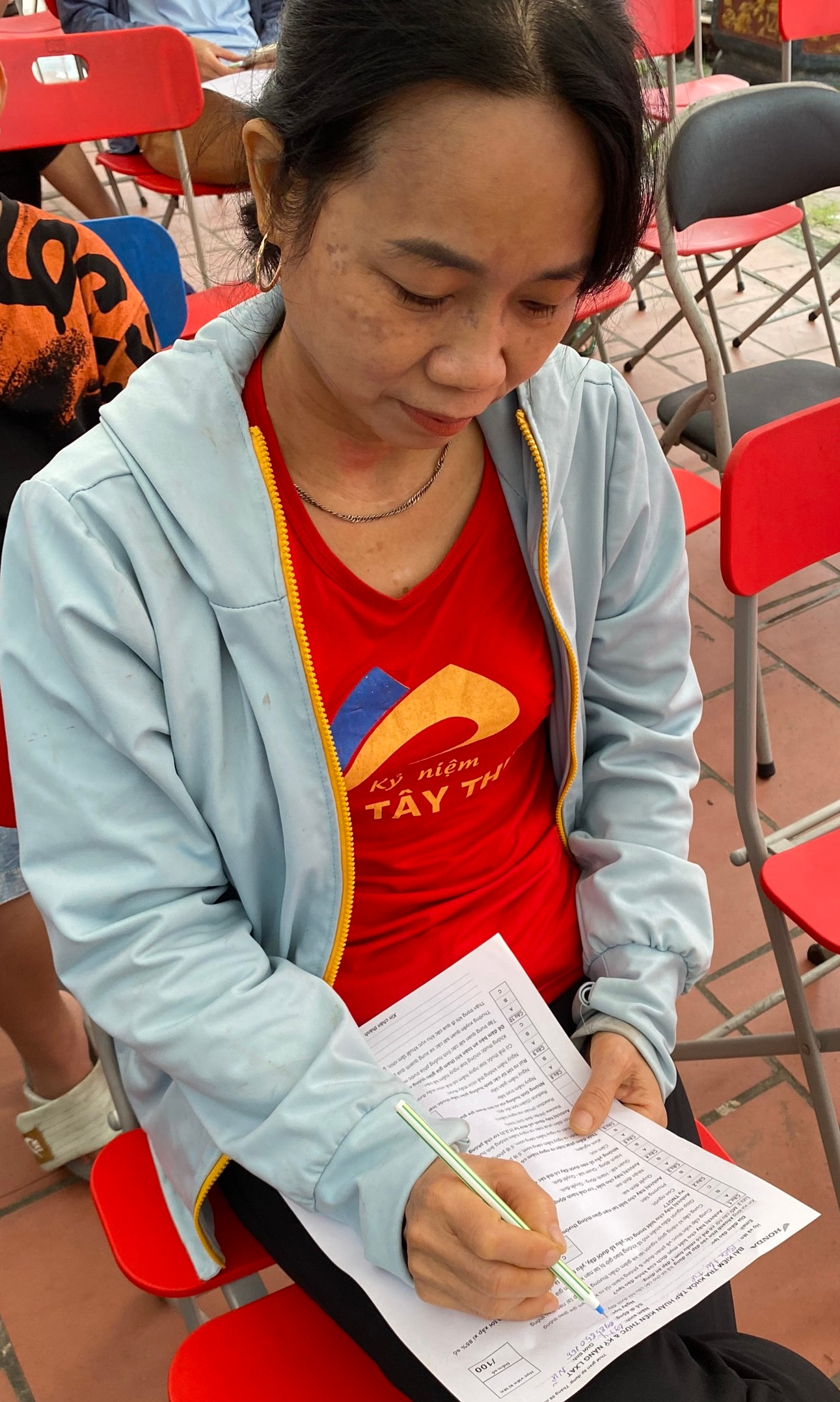 Khách hàng có mặt tại Head Tiến Cường háo hức tham gia phần thi lý thuyết.