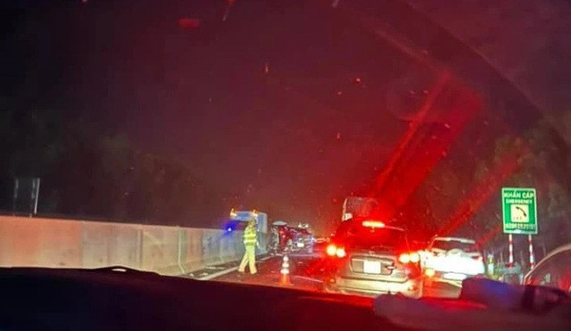 Lực lượng chức năng xử lý hiện trường. Lực lượng chức năng xử lý hiện trường.