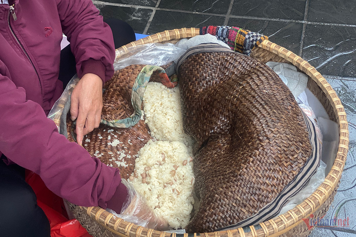 Những chiếc buồm cói được vệ sinh sạch sẽ mỗi ngày để đựng xôi. Những chiếc buồm cói được vệ sinh sạch sẽ mỗi ngày để đựng xôi.