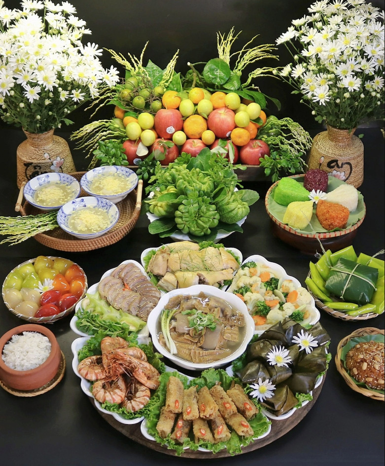 Mâm cúng tết Hạ Nguyên Rằm tháng 10 với gà luộc, bóng xào, bánh nếp nhân thịt, nem giò rế tôm thịt, tôm sú chiên giòn, bê hấp, canh măng, cơm tám, xôi chè ngũ sắc, chè trôi, xôi vò, bánh xu xê ngũ sắc, chè con ong, mâm hoa quả ngũ lộc.