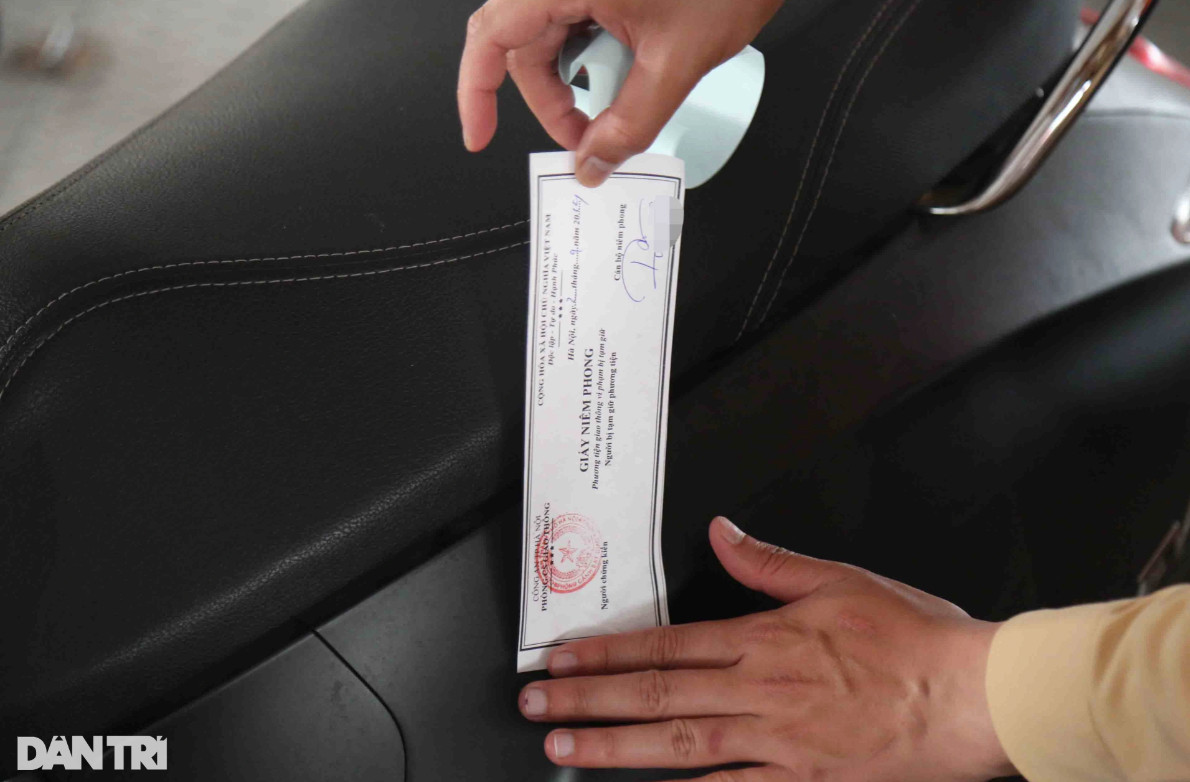 CSGT niêm phong xe máy, xe đạp điện của các học sinh vi phạm (Ảnh: Trần Thanh).