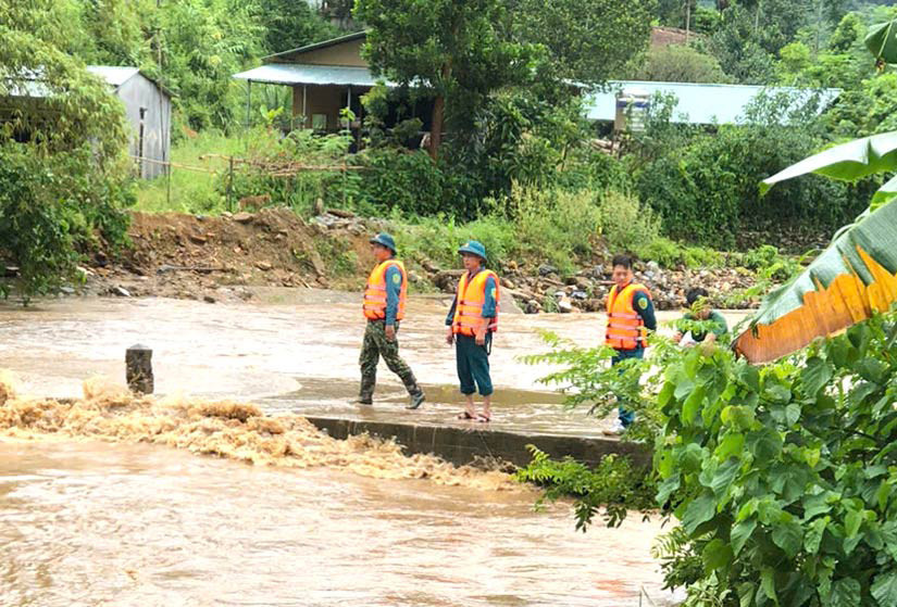 Lực lượng chức năng tìm kiếm thi thể bà L.. Ảnh: Báo Tuyên Quang