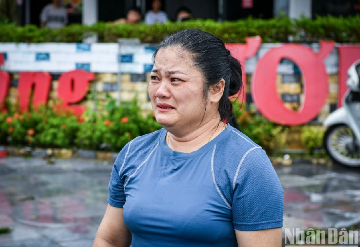 Hay tin dữ, bà Mùi bủn rủn cả chân tay. Nhờ người thân bấm giúp điện thoại để gọi chồng thêm lần nữa, nhưng sóng viễn thông cũng chẳng còn. Người phụ nữ 45 tuổi gần như gục ngã khi mường tượng ra điều tồi tệ nhất.