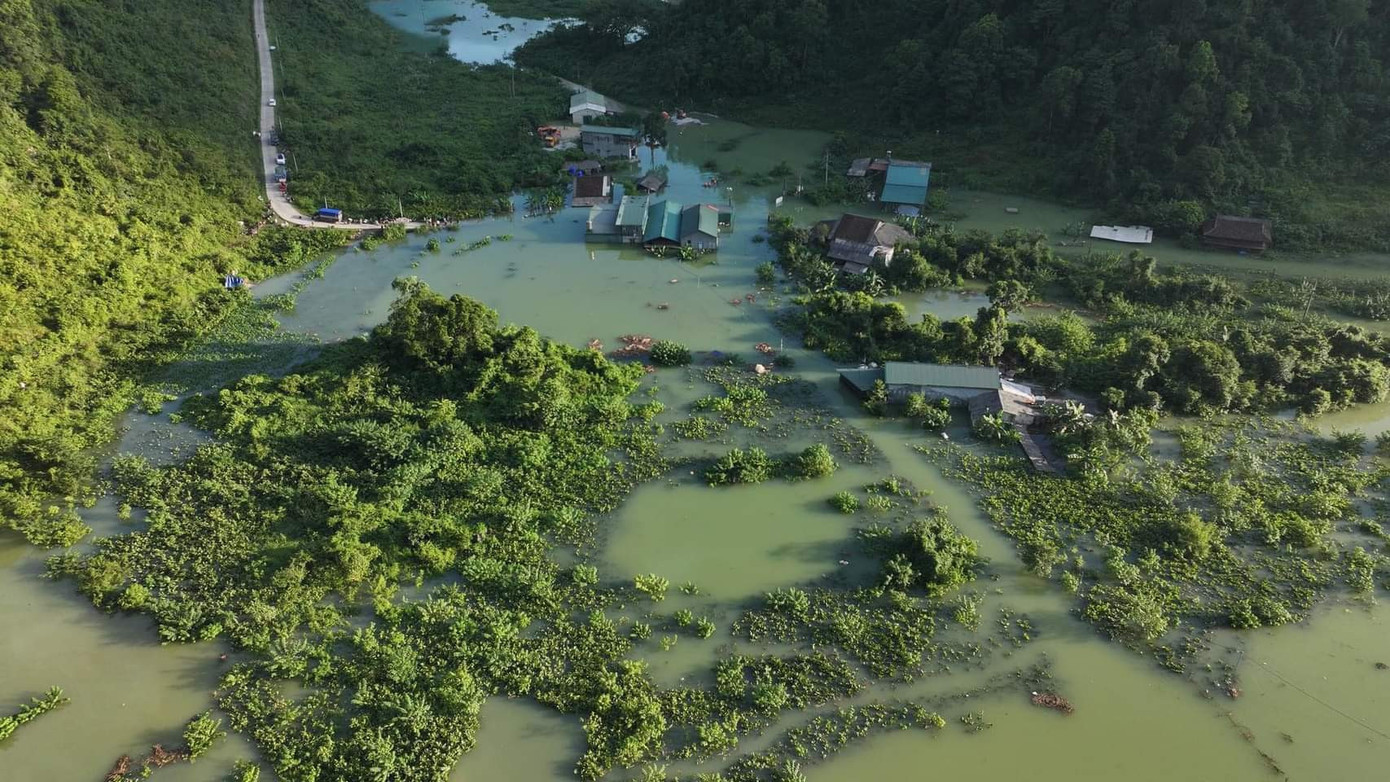 Những ngày qua, mưa lớn kéo dài trên địa bàn tỉnh Cao Bằng đã khiến mực nước tại các sông, suối dâng cao. Trong ảnh: Nhiều khu vực nhà dân xã Quang Vinh bị ngập úng. Ảnh: CBH