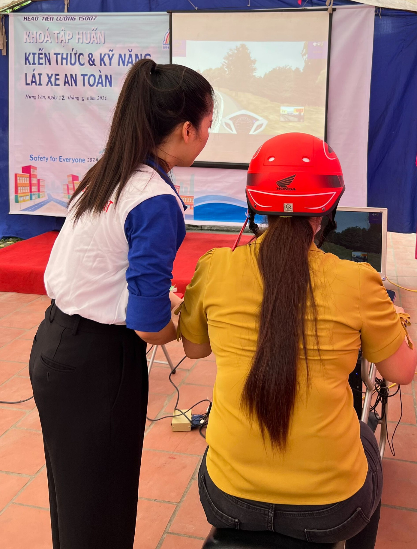 Người dân thực hành trên máy tập lái RT trong Phần thực hành.