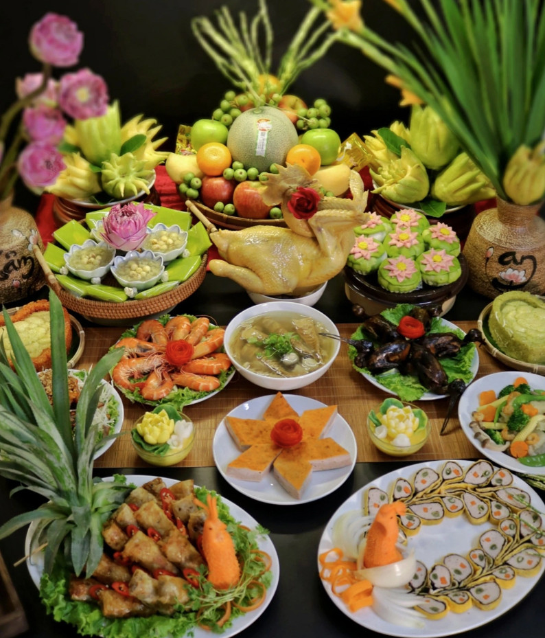 Mâm cúng Rằm tháng 7 với xôi gấc, xôi cốm, nem công chả phượng, tôm hấp nước dừa, chim quay ngũ vị, nộm bò khô, canh măng, bóng xào thập cẩm, bánh bao hoa sen.