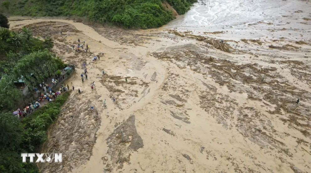Nhiều ngôi nhà bị lũ quét san phẳng. (Ảnh: Xuân Tư/TTXVN)